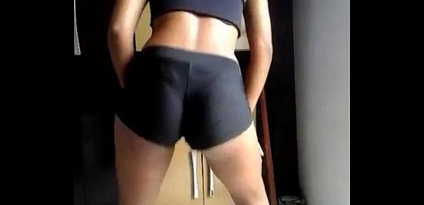 novinha rebola de shortinho de lycra